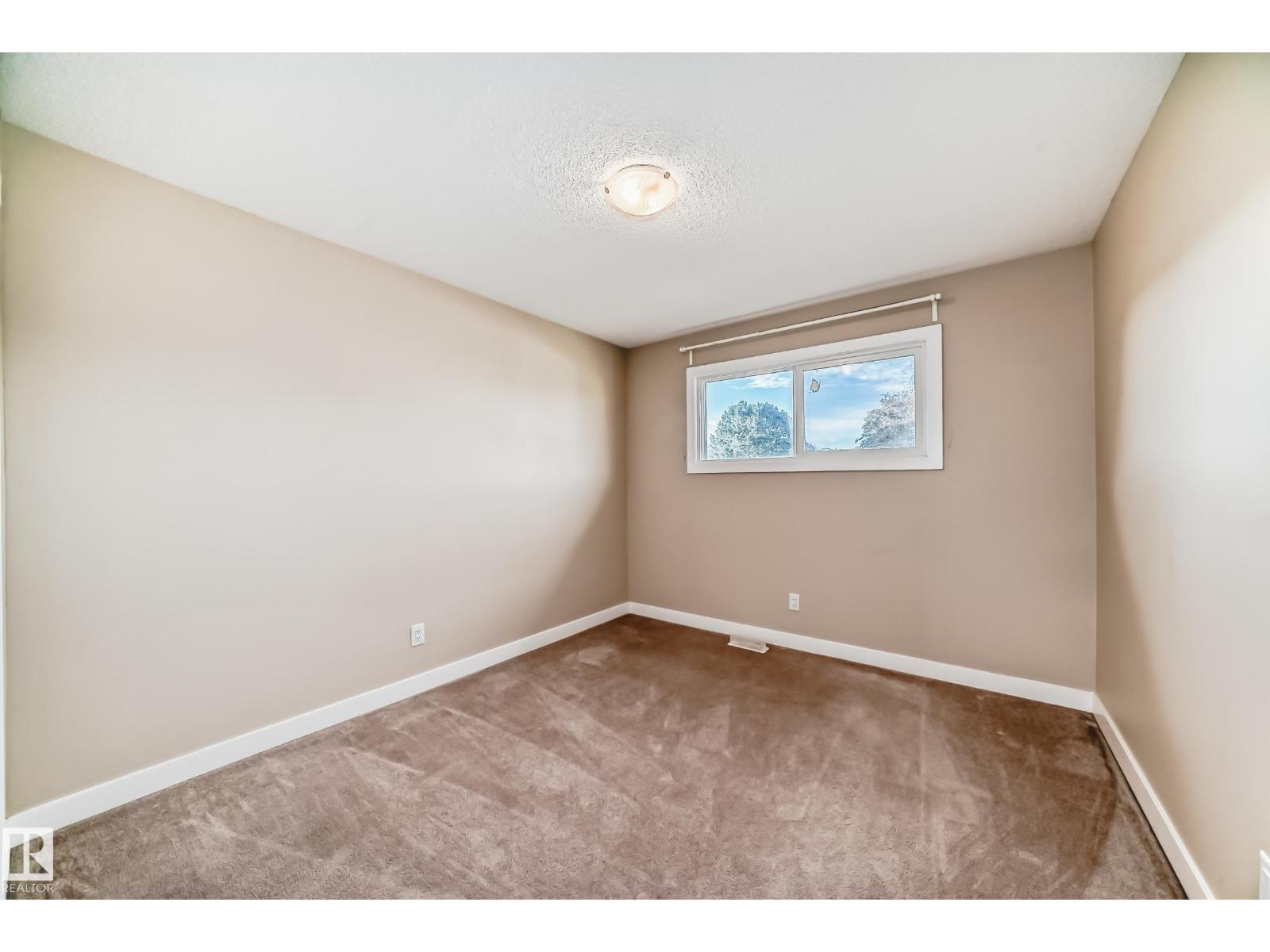 Photo 7 of 8504 152 A Av Nw, Edmonton AB