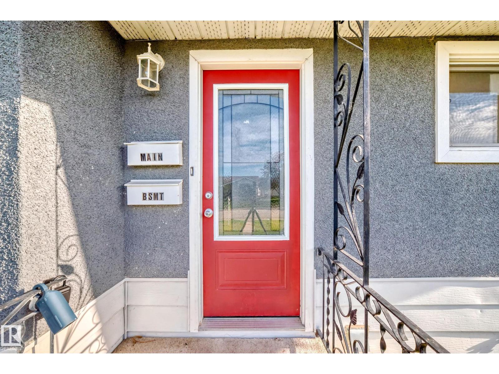 Photo 5 of 8504 152 A Av Nw, Edmonton AB
