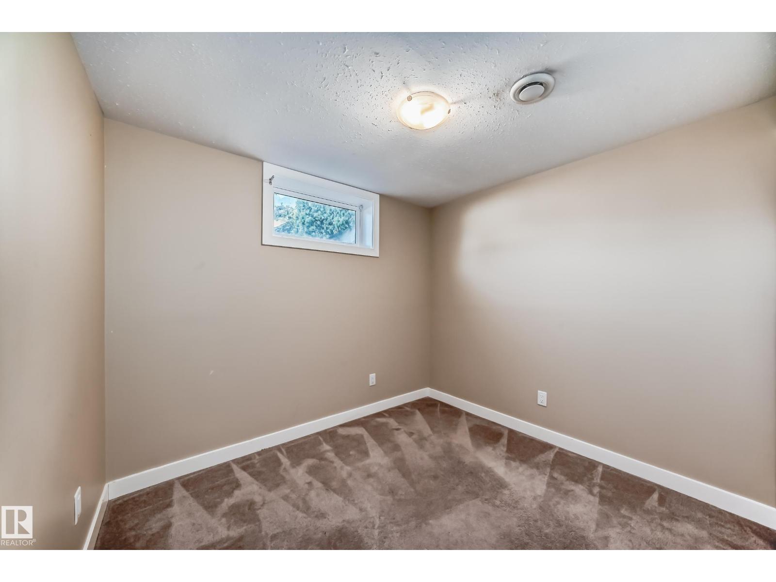 Photo 13 of 8504 152 A Av Nw, Edmonton AB