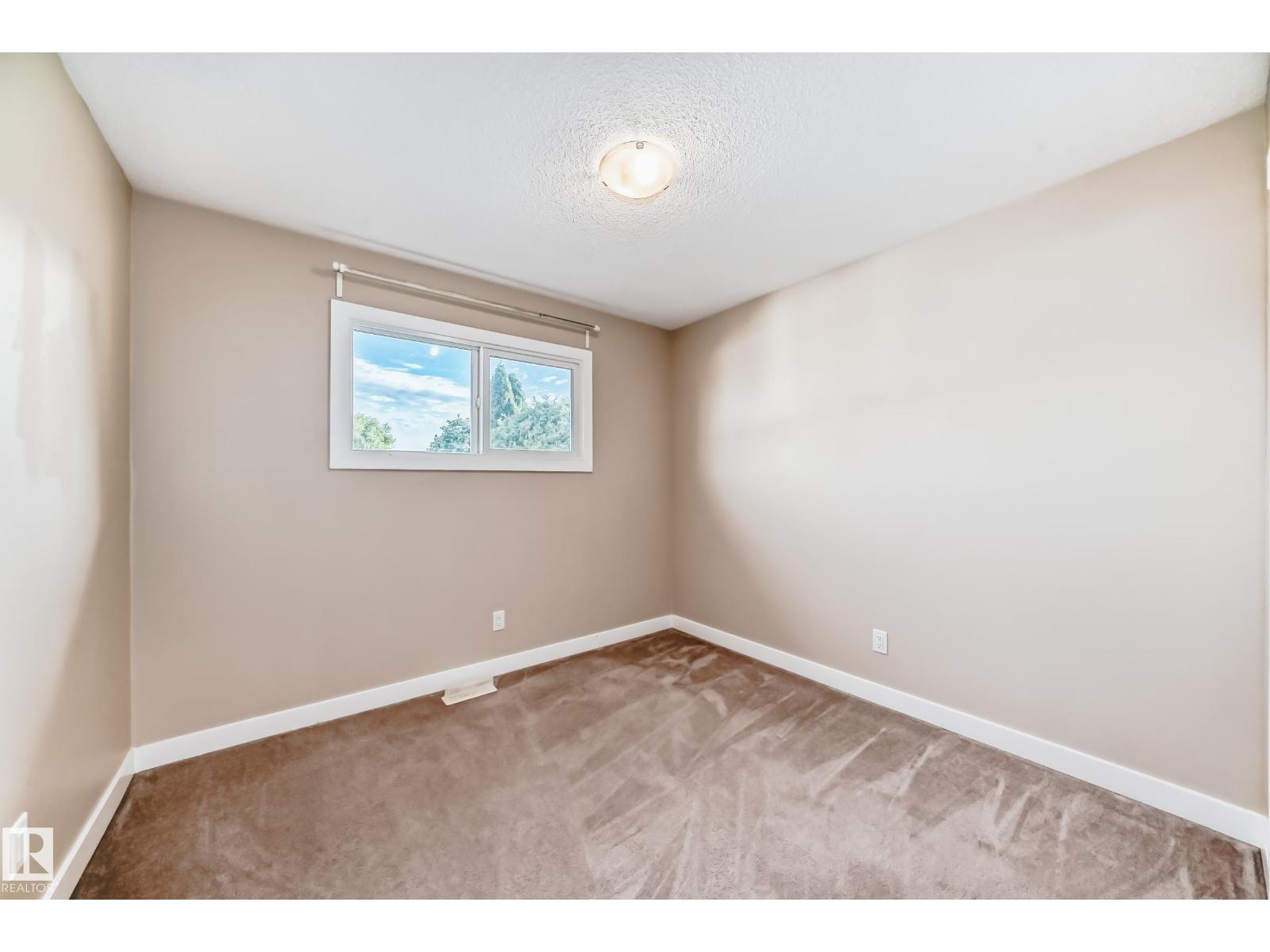 Photo 44 of 8504 152 A Av Nw, Edmonton AB