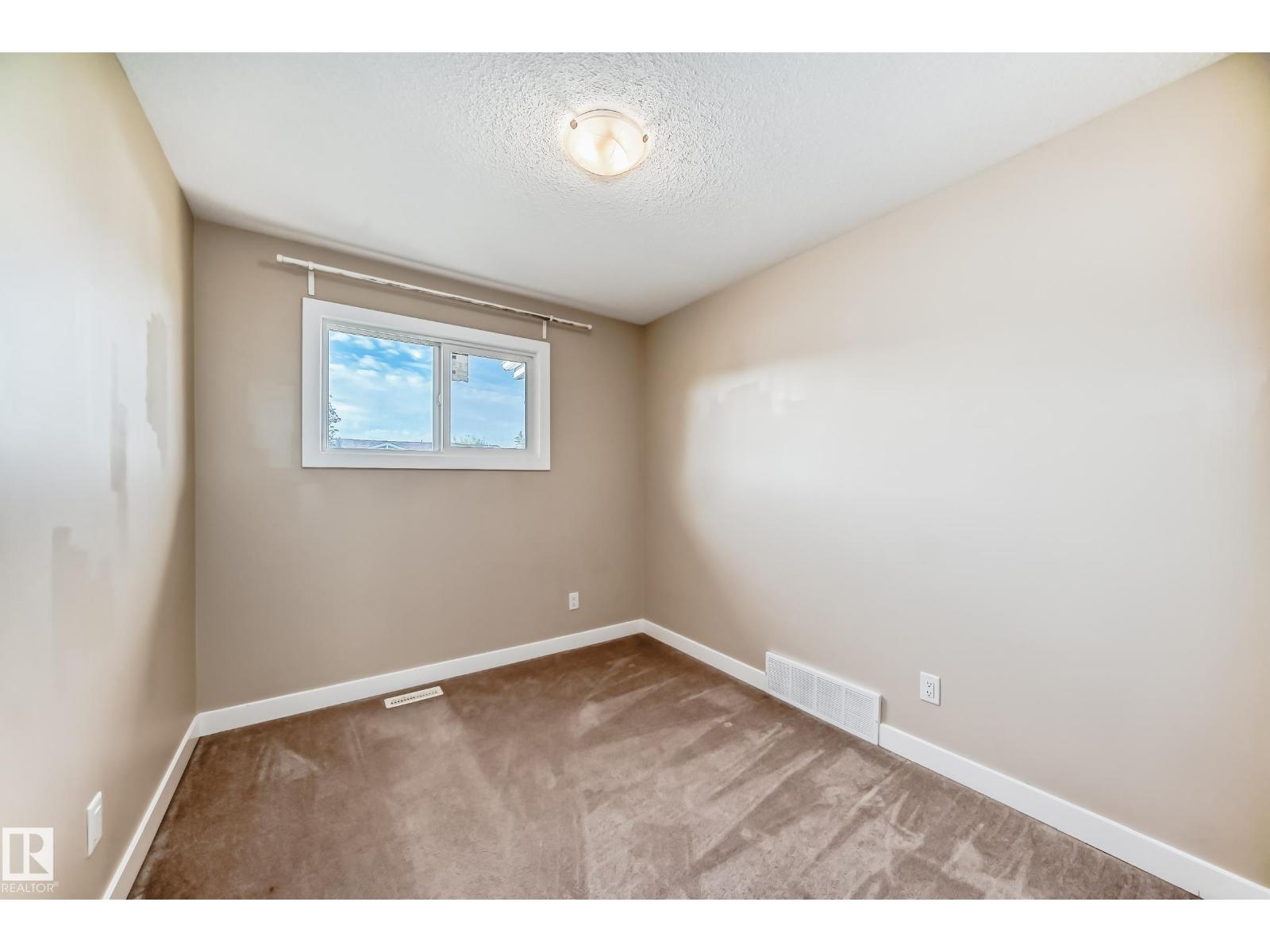 Photo 20 of 8504 152 A Av Nw, Edmonton AB
