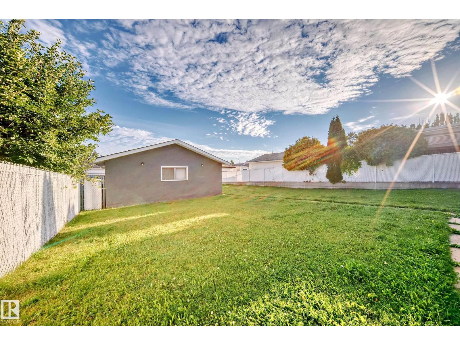 Photo 39 of 8504 152 A Av Nw, Edmonton AB