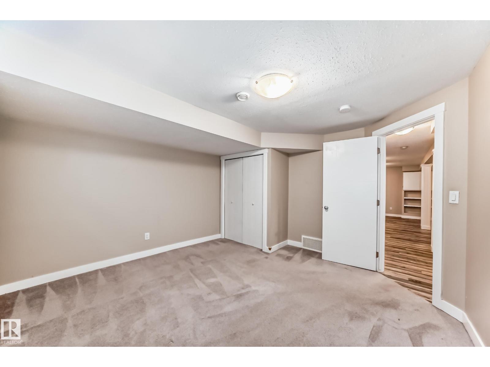 Photo 10 of 8504 152 A Av Nw, Edmonton AB