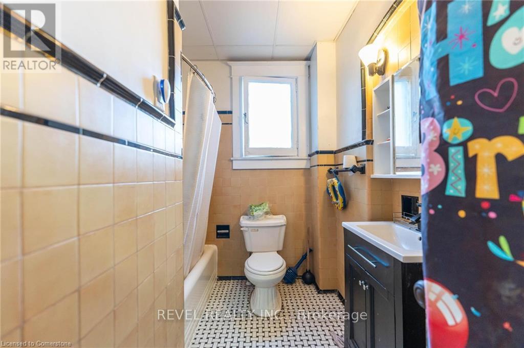Photo 14 of 93 Barnesdale Boulevard, Hamilton ON