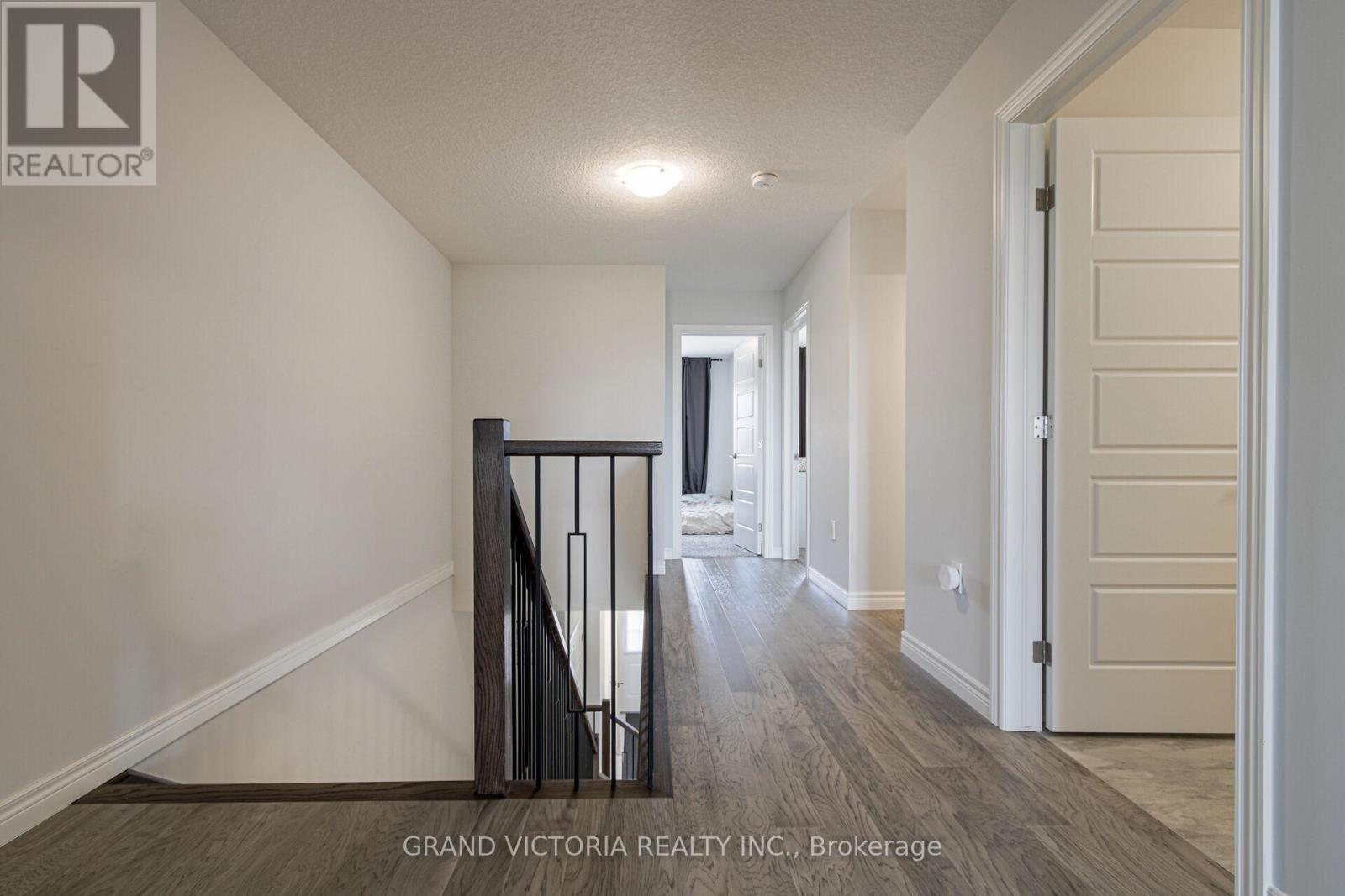 Photo 18 of 28 Zoe Lane, Hamilton ON