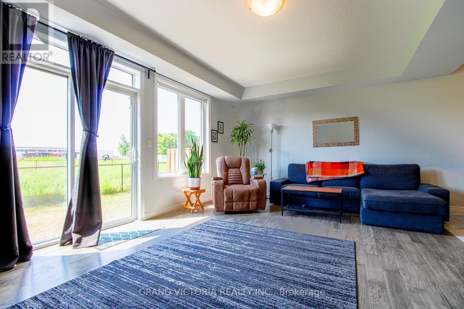 Photo 19 of 28 Zoe Lane, Hamilton ON