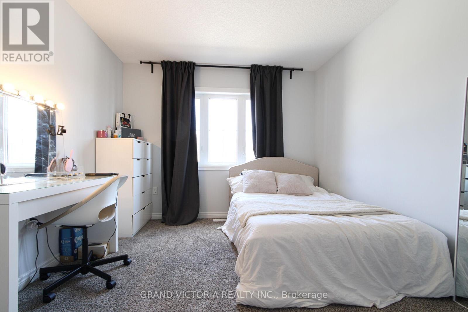 Photo 3 of 28 Zoe Lane, Hamilton ON
