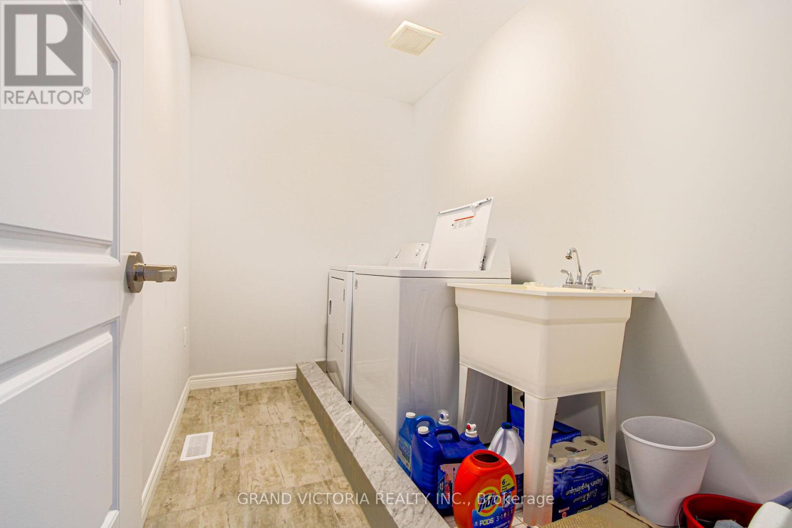 Photo 2 of 28 Zoe Lane, Hamilton ON