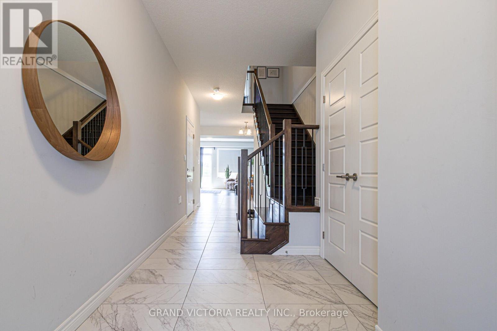 Photo 27 of 28 Zoe Lane, Hamilton ON