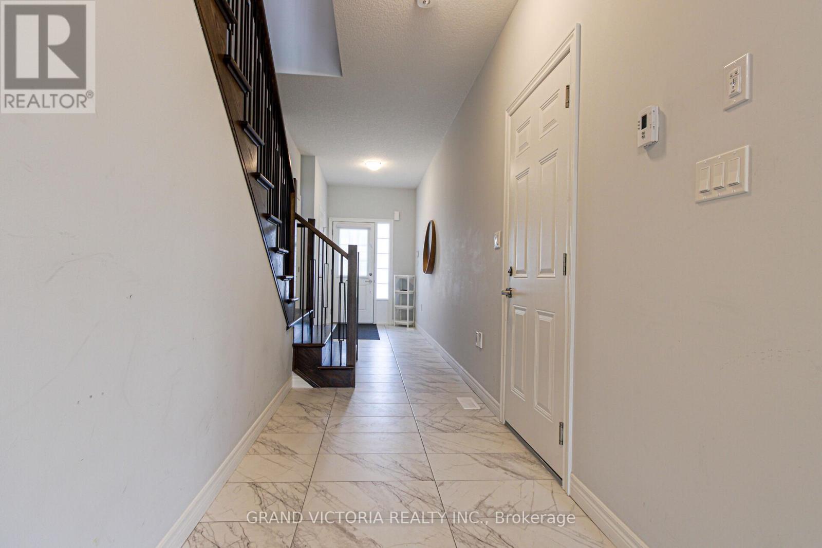 Photo 5 of 28 Zoe Lane, Hamilton ON