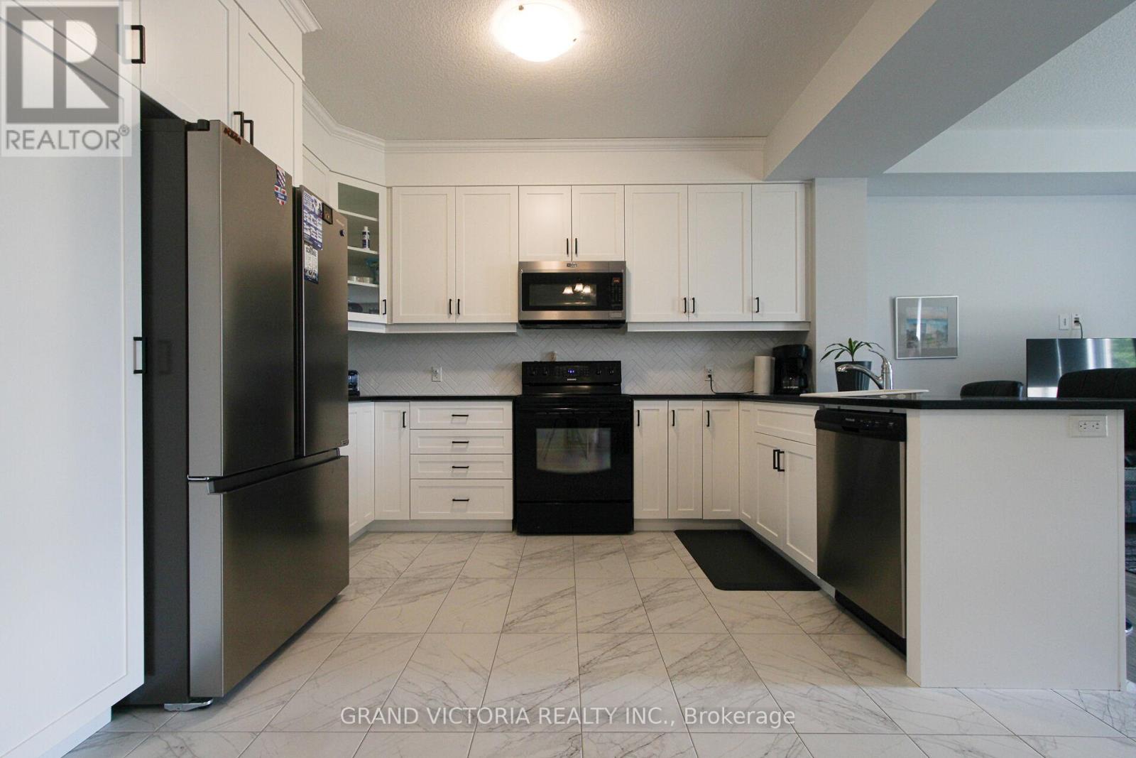 Photo 14 of 28 Zoe Lane, Hamilton ON