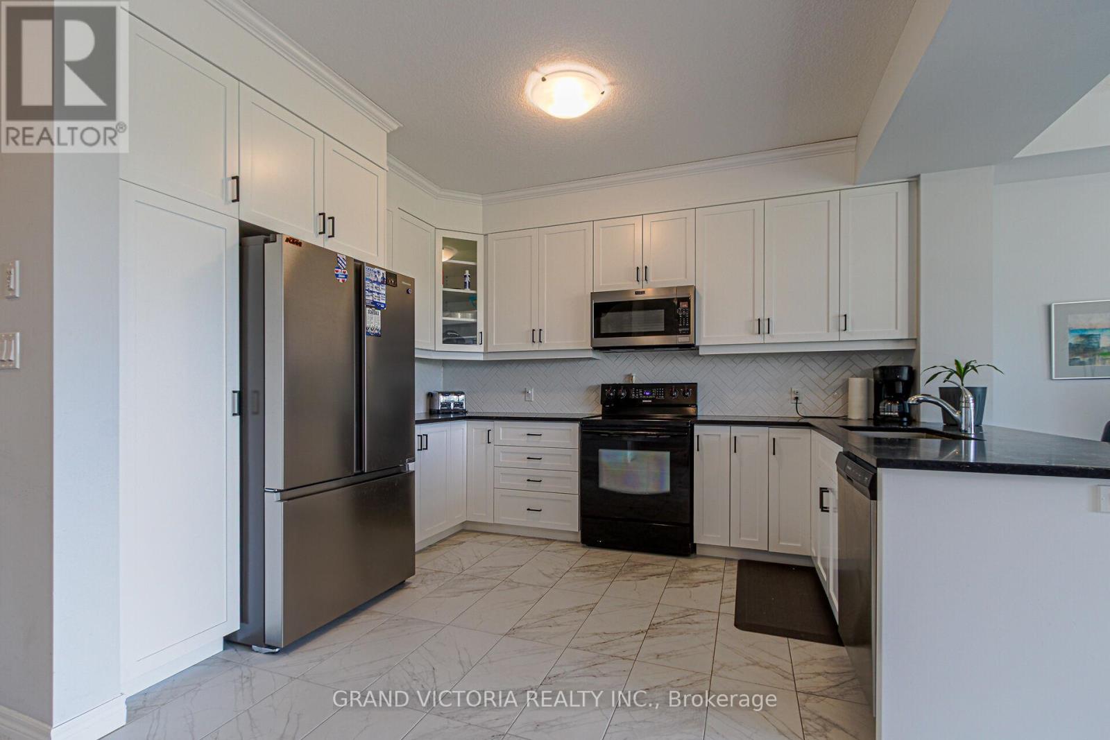 Photo 10 of 28 Zoe Lane, Hamilton ON