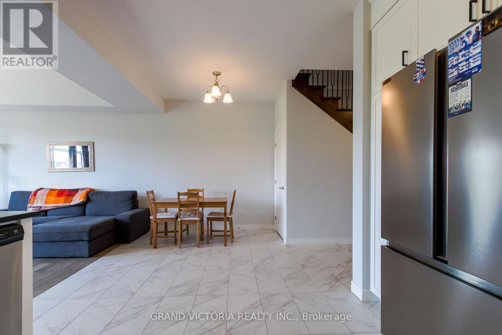 Photo 4 of 28 Zoe Lane, Hamilton ON