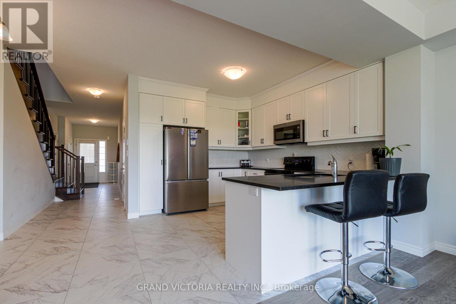 Photo 16 of 28 Zoe Lane, Hamilton ON