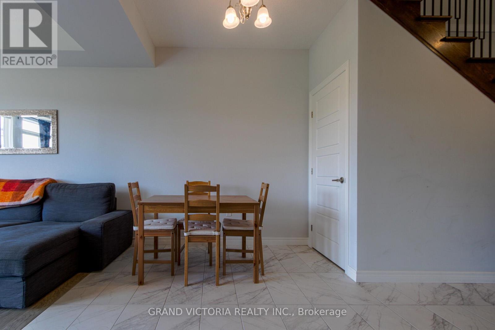 Photo 11 of 28 Zoe Lane, Hamilton ON