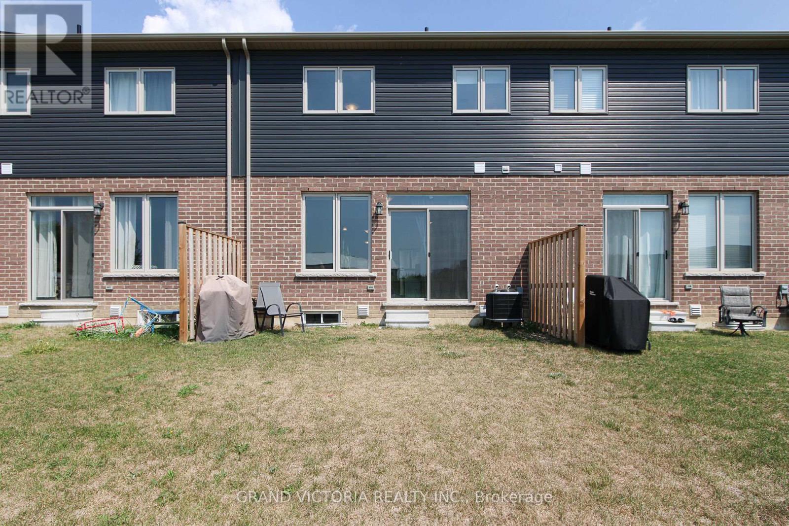 Photo 12 of 28 Zoe Lane, Hamilton ON