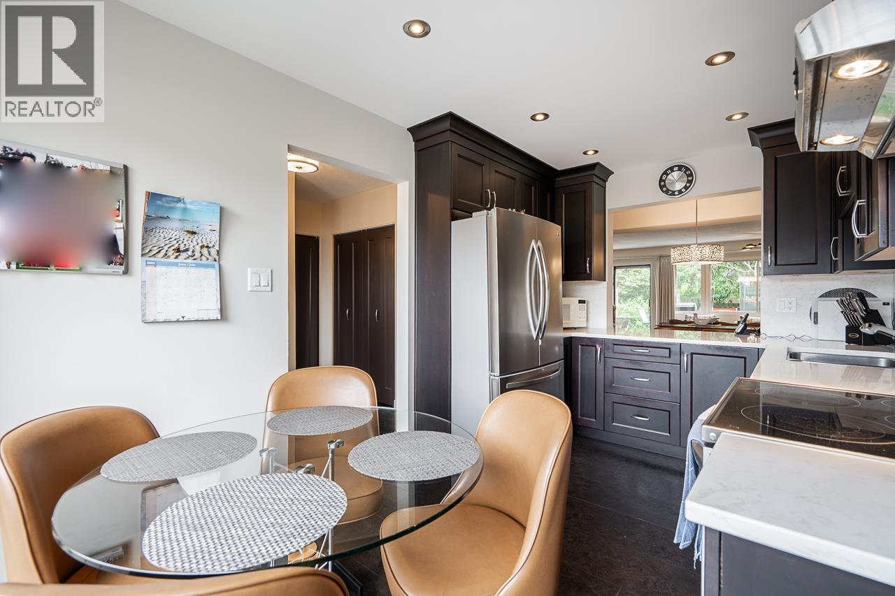 Photo 3 of 7379 Montecito Drive, Burnaby BC