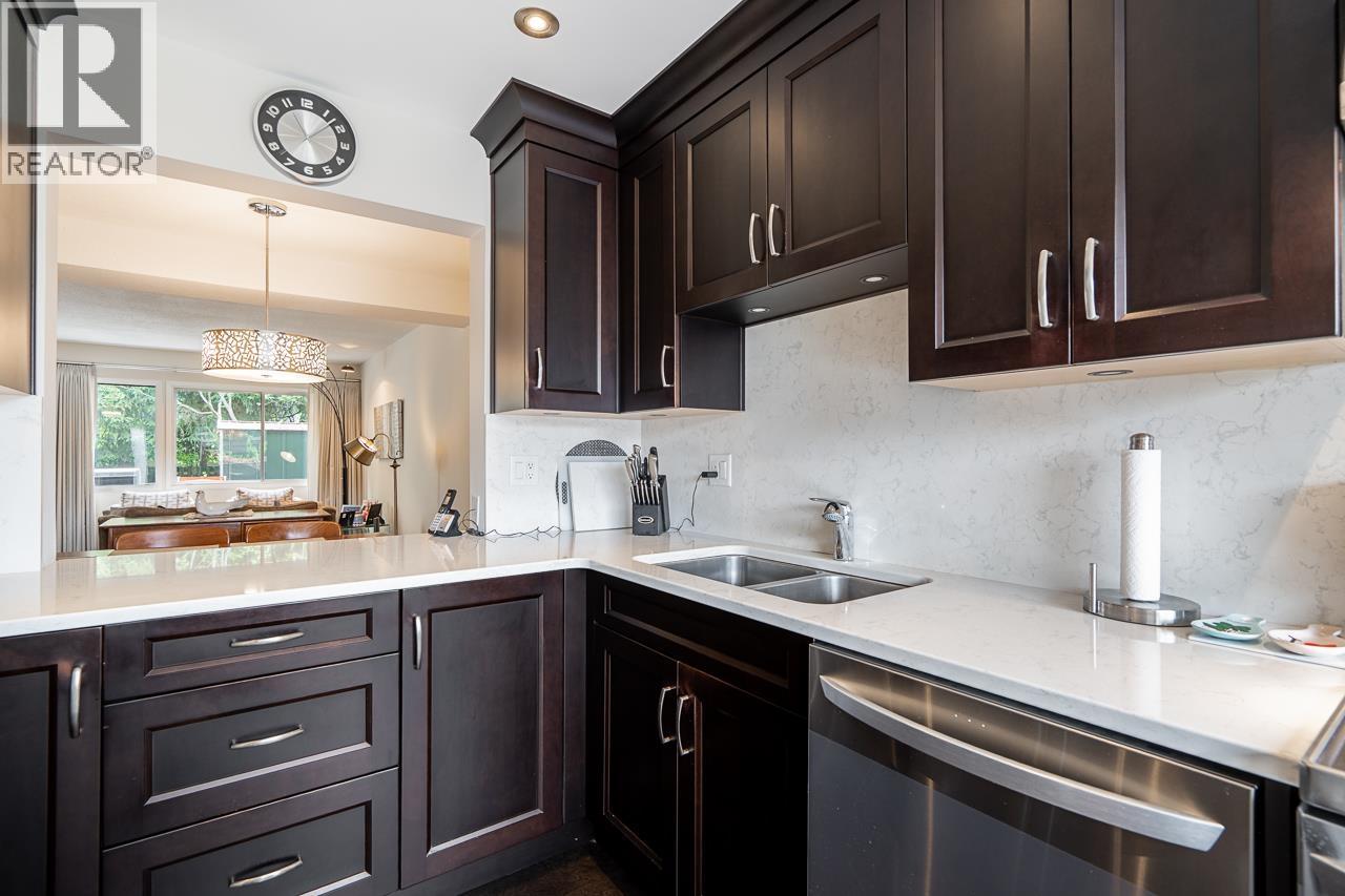 Photo 4 of 7379 Montecito Drive, Burnaby BC