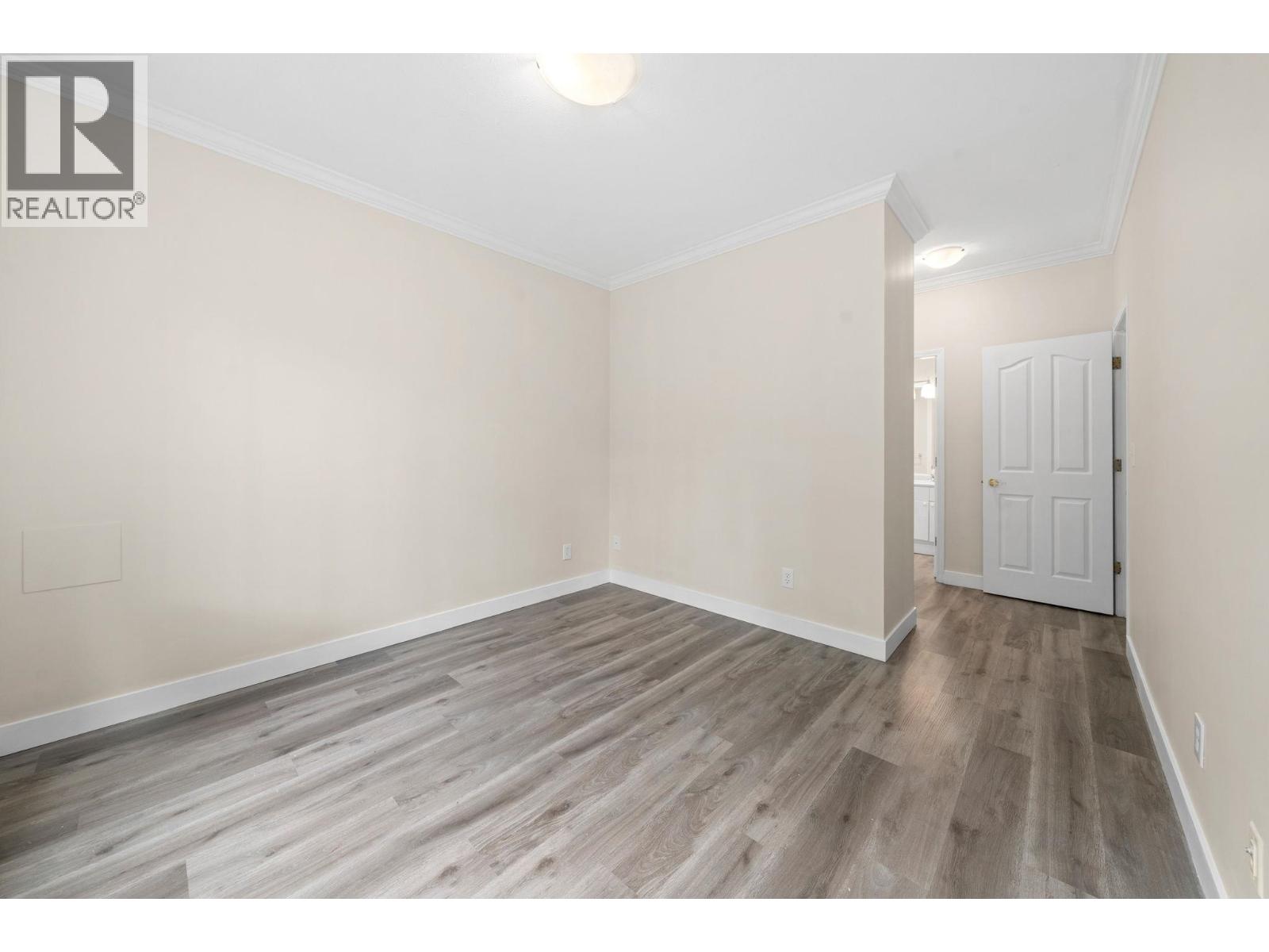 Photo 3 of 105 6688 Burlington Avenue, Burnaby BC
