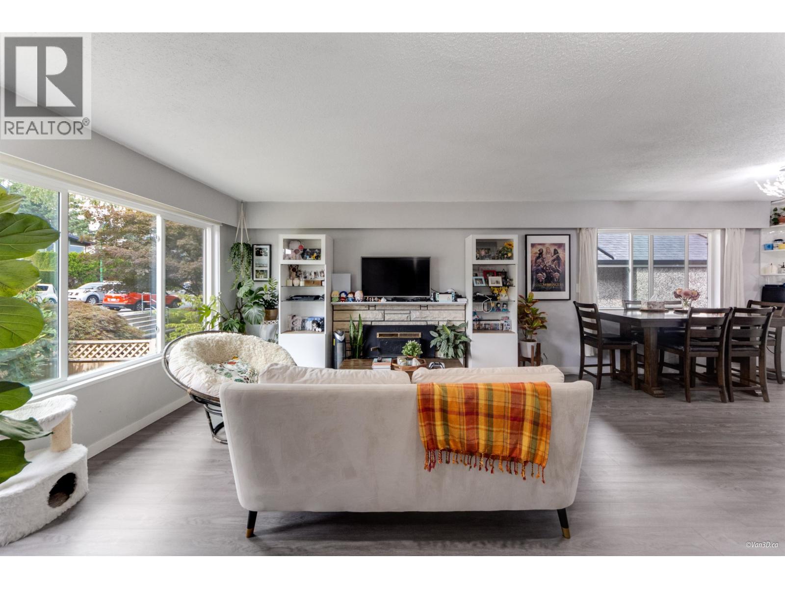 Photo 2 of 10 N Stratford Avenue, Burnaby BC