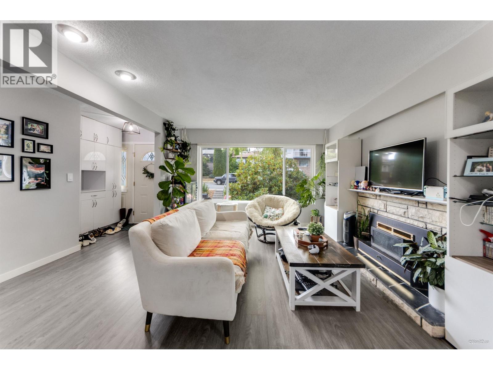 Photo 4 of 10 N Stratford Avenue, Burnaby BC