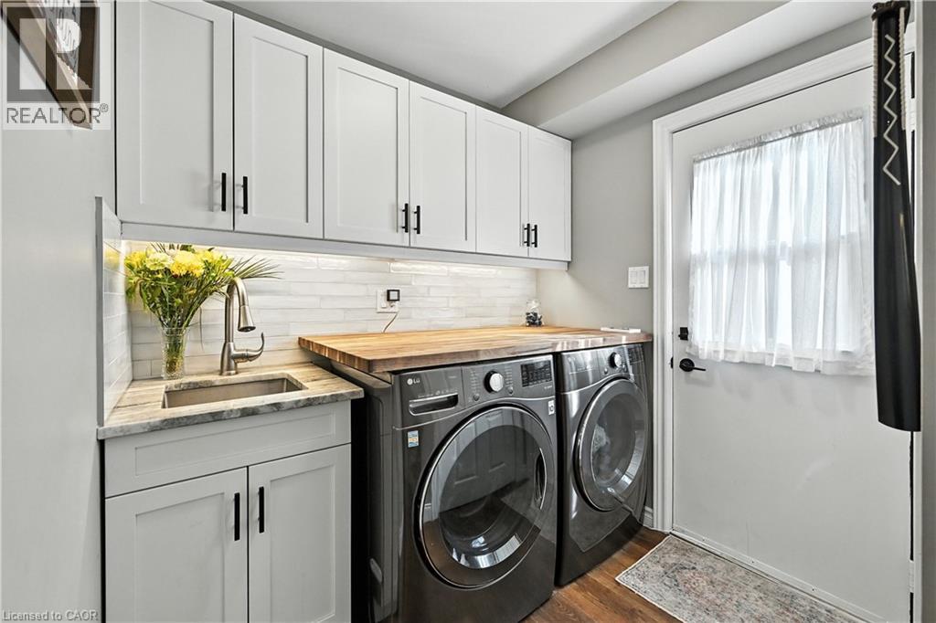 Photo 15 of 40 Springfield Boulevard, Ancaster ON