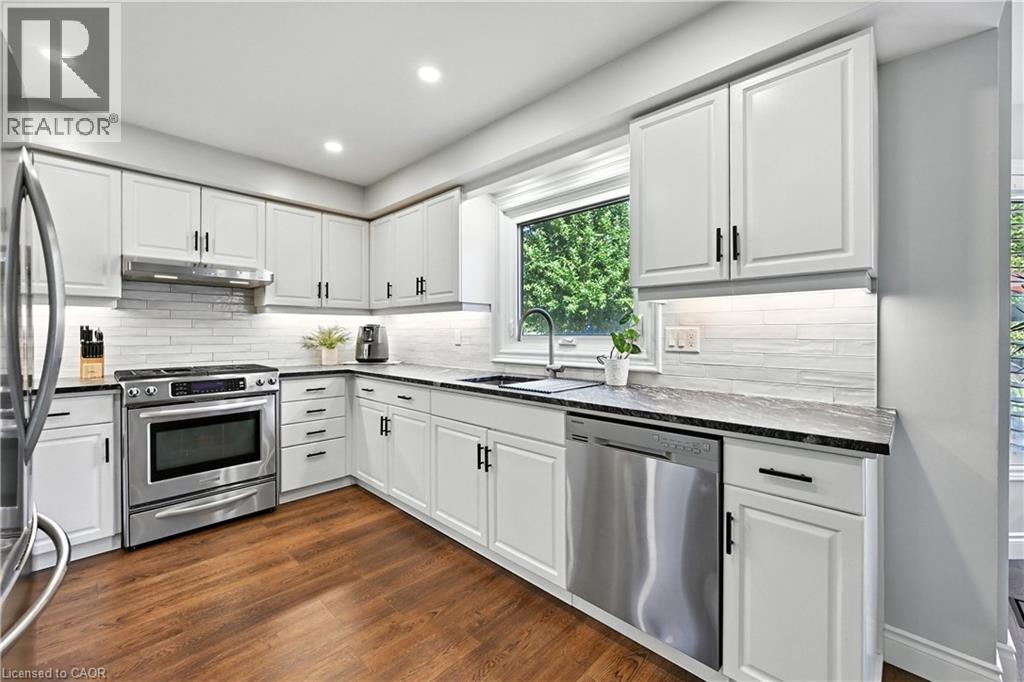 Photo 9 of 40 Springfield Boulevard, Ancaster ON