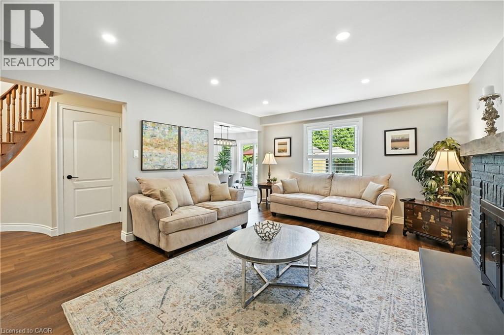 Photo 12 of 40 Springfield Boulevard, Ancaster ON