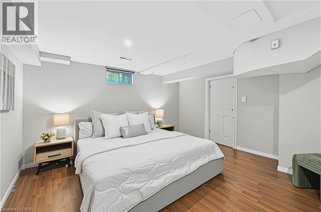 Photo 31 of 40 Springfield Boulevard, Ancaster ON