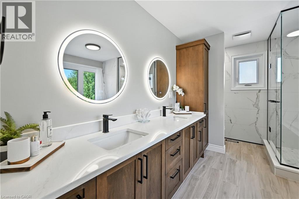 Photo 20 of 40 Springfield Boulevard, Ancaster ON