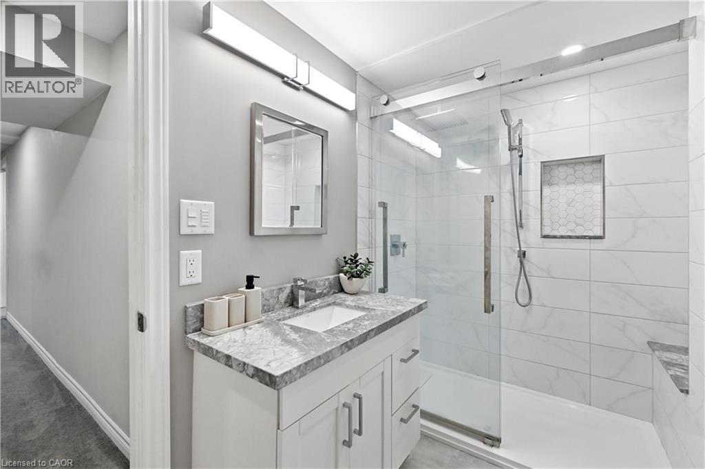 Photo 32 of 40 Springfield Boulevard, Ancaster ON