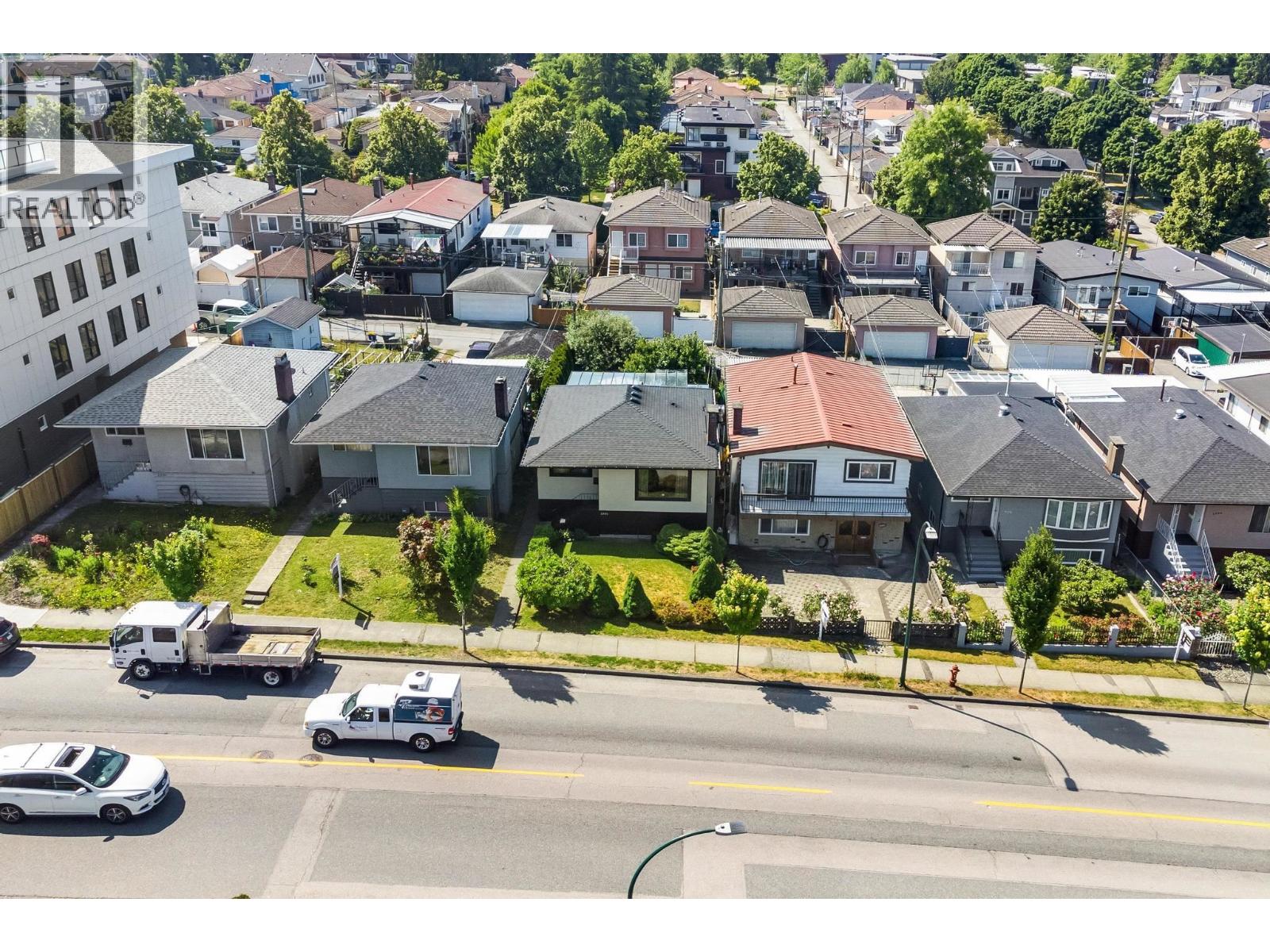Photo 2 of 2392 E 33rd Avenue, Vancouver BC