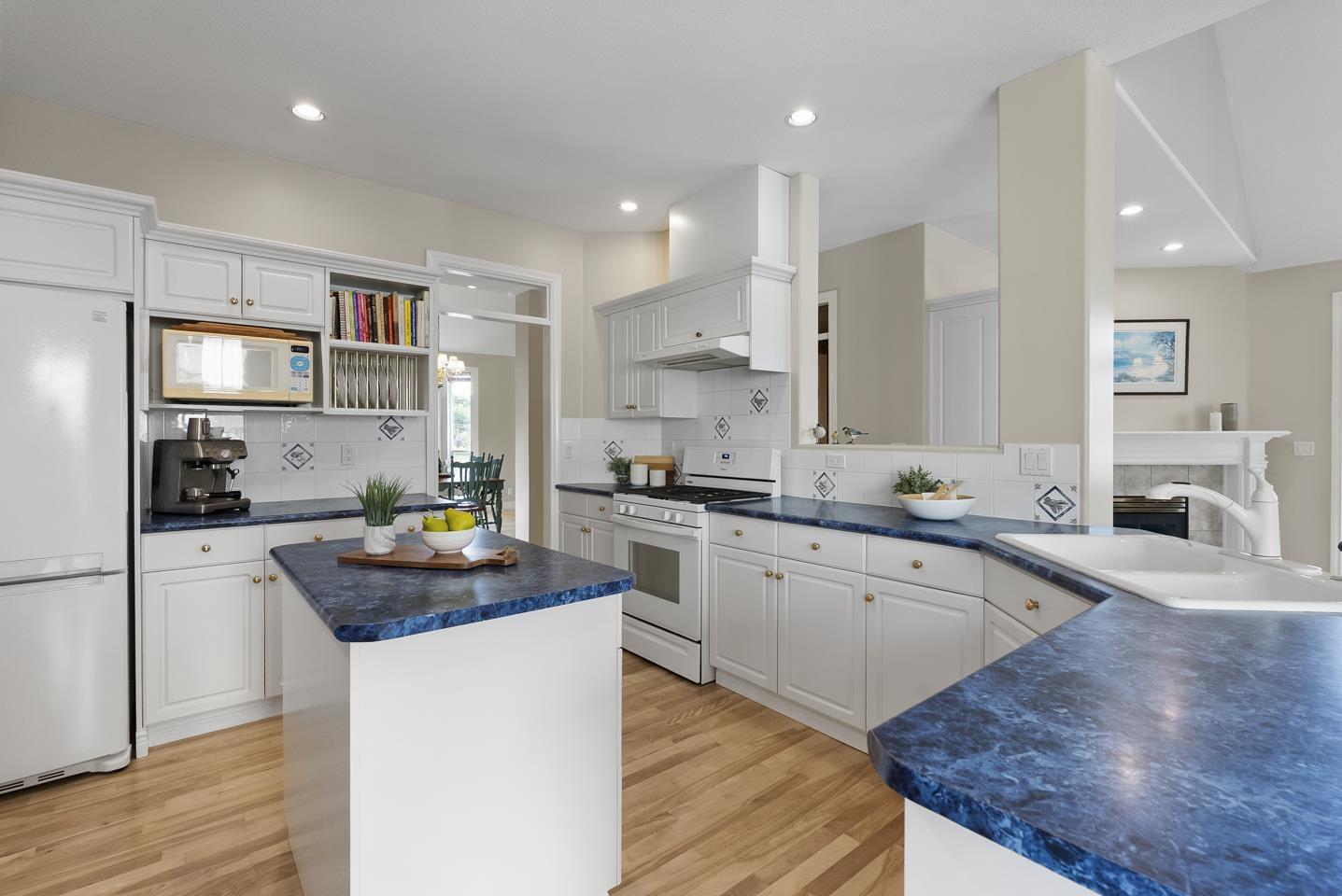 Photo 12 of 15355 Sequoia Drive, Surrey BC