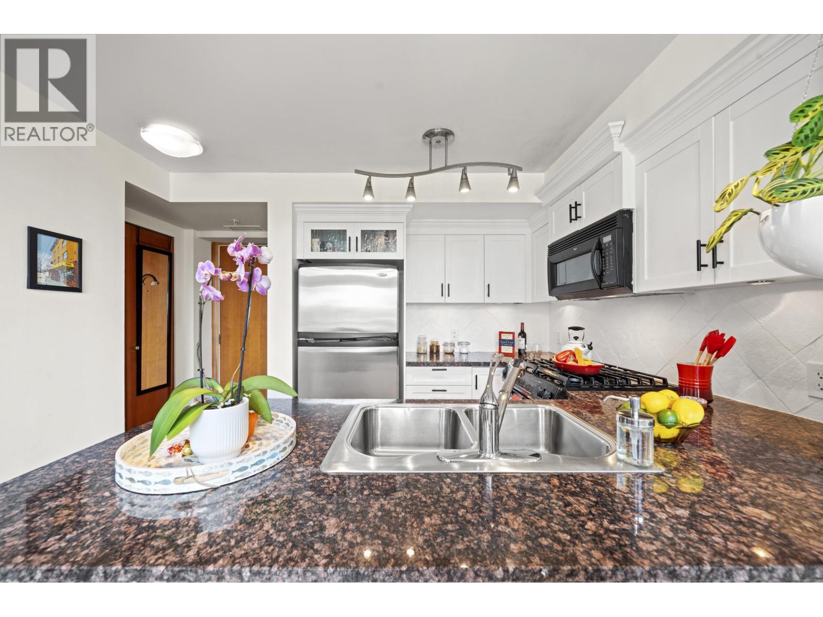 Photo 9 of 508 10 Renaissance Square, New Westminster BC