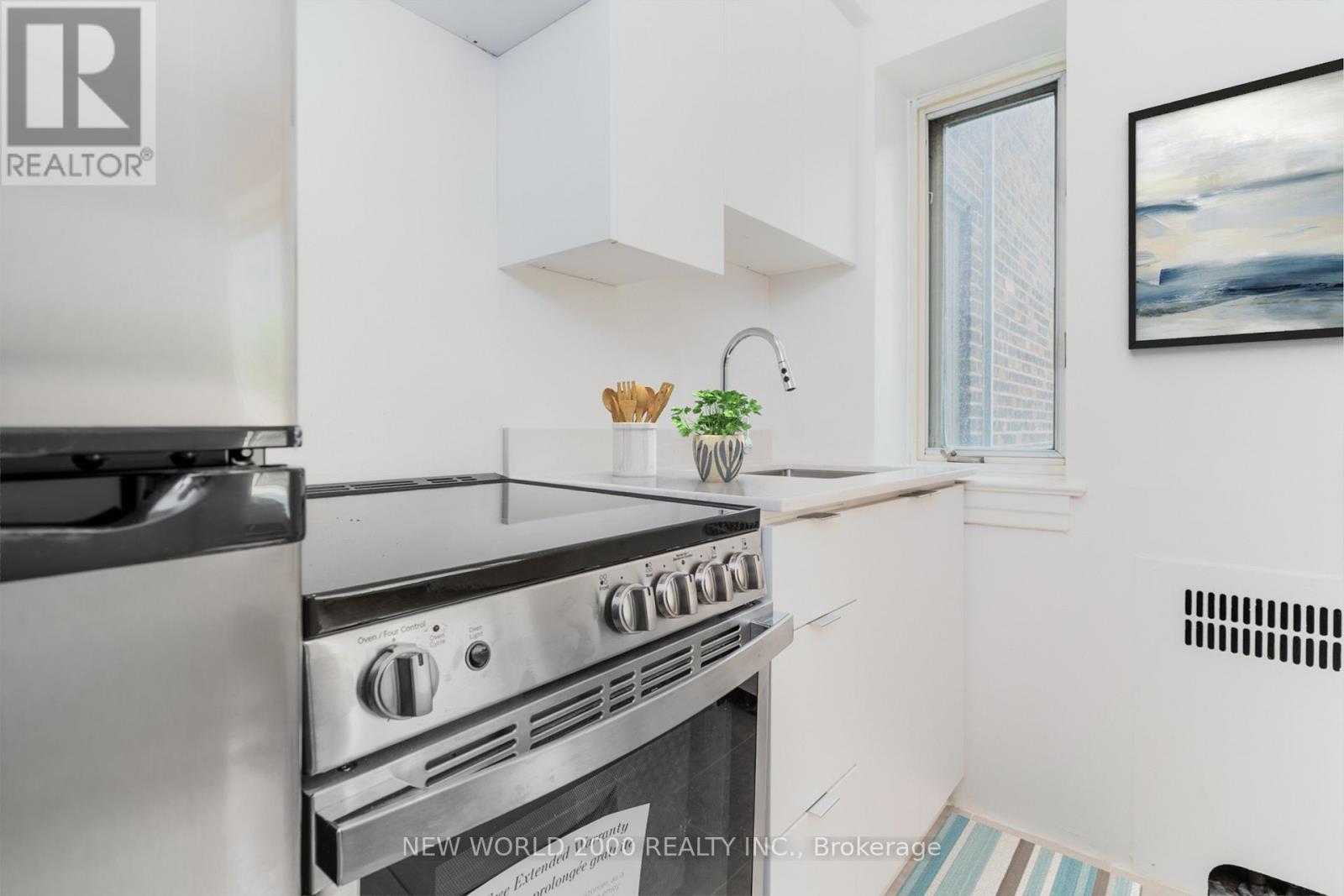 Photo 4 of 904 110 St Clair Avenue W, Toronto ON