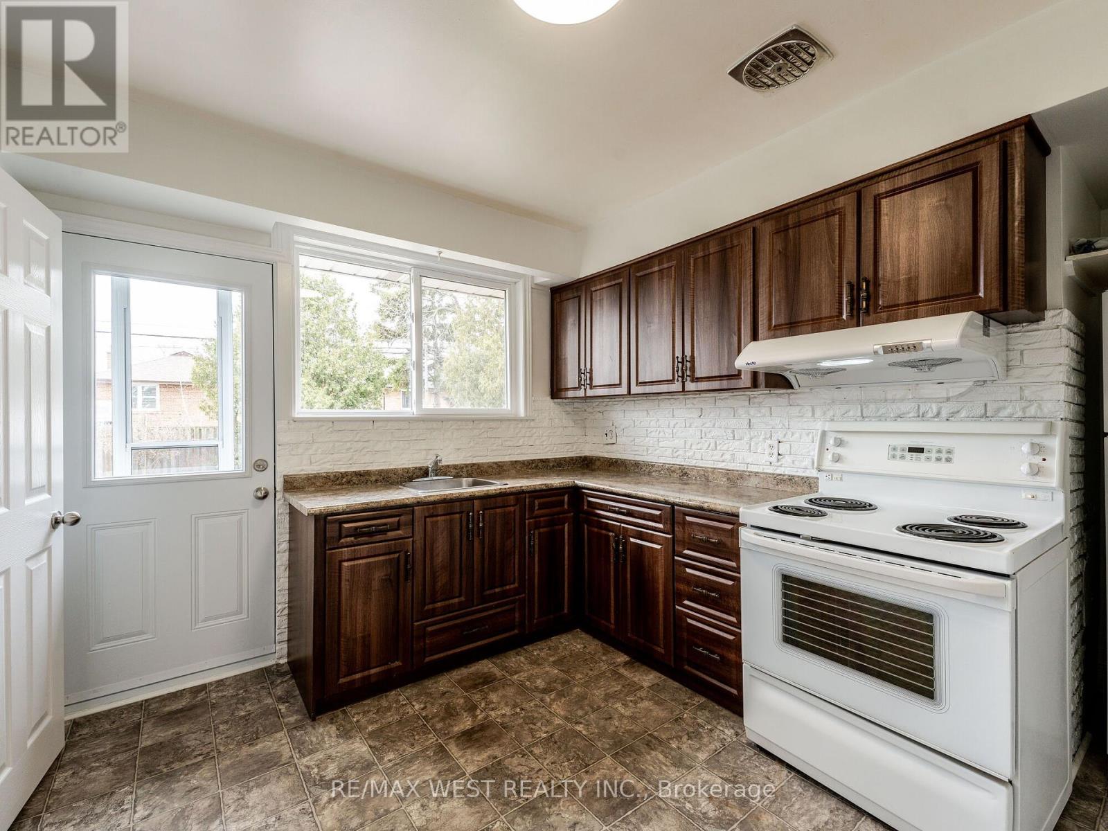 Photo 10 of 20 Perivale Crescent, Toronto ON