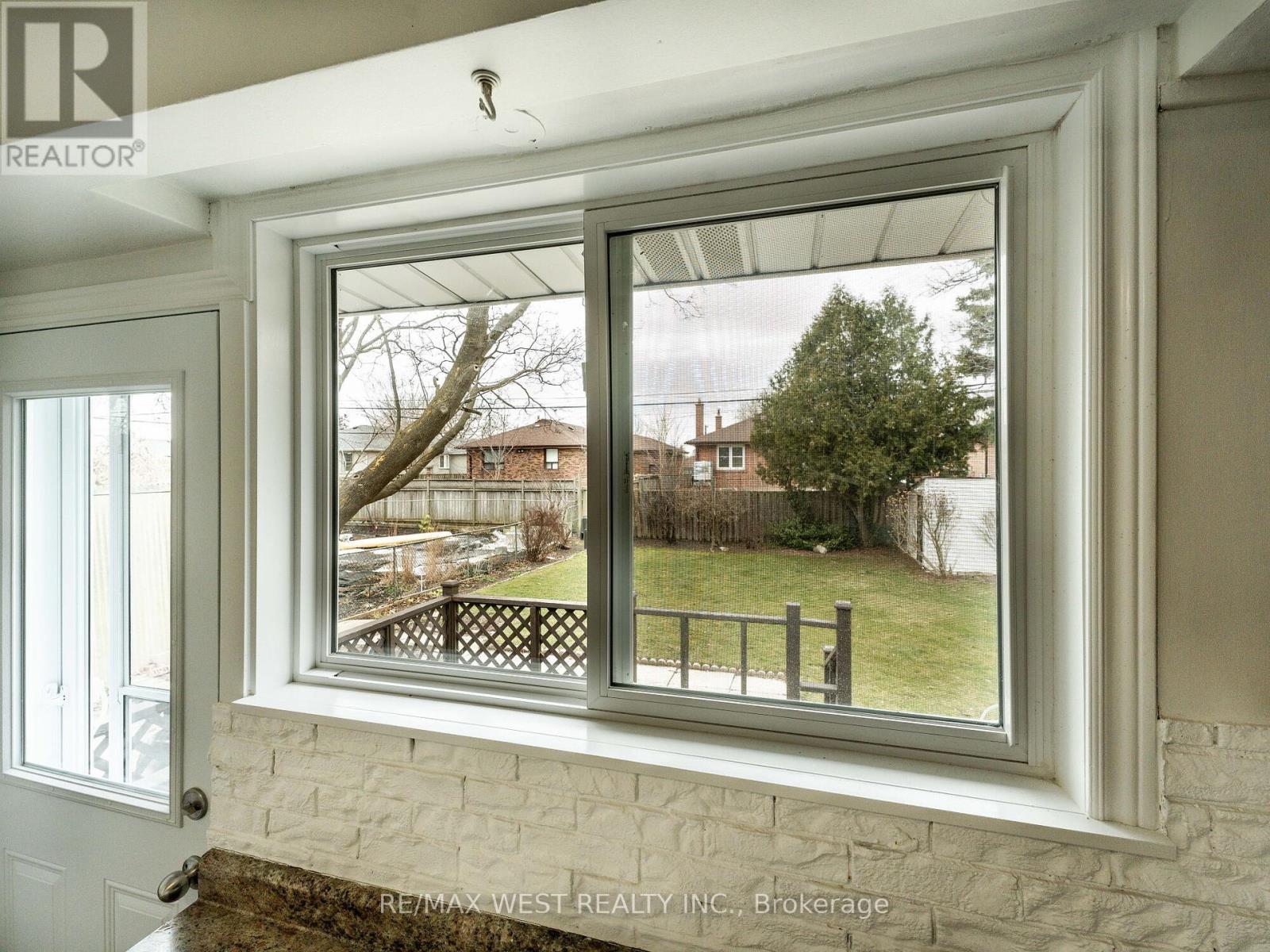 Photo 15 of 20 Perivale Crescent, Toronto ON