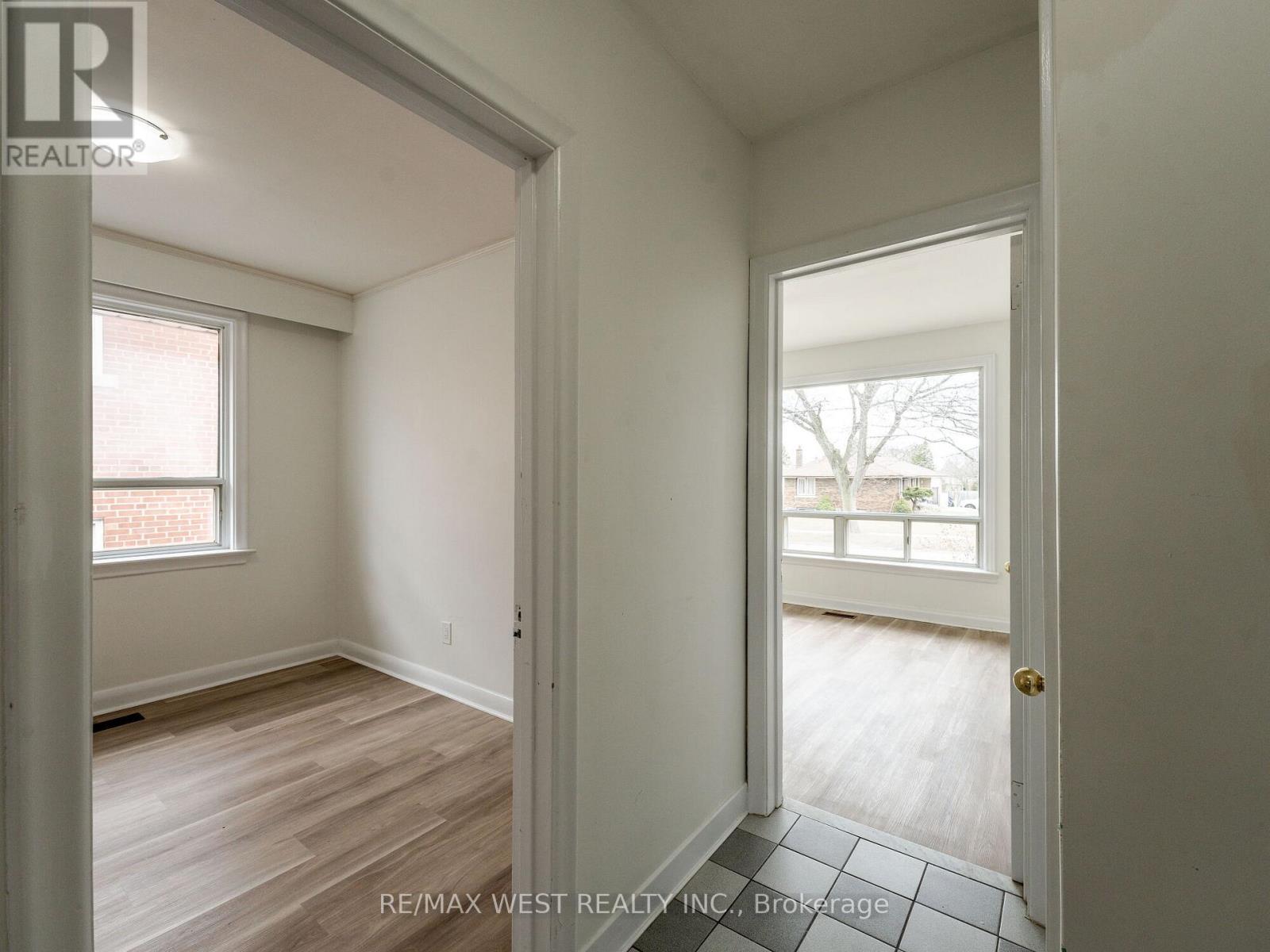 Photo 16 of 20 Perivale Crescent, Toronto ON