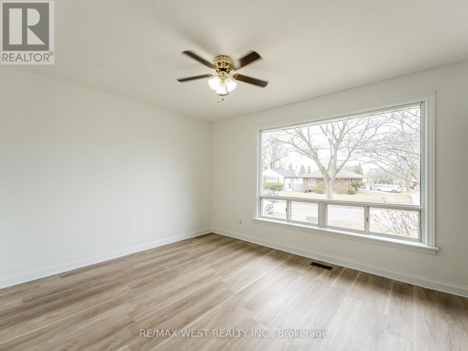 Photo 17 of 20 Perivale Crescent, Toronto ON