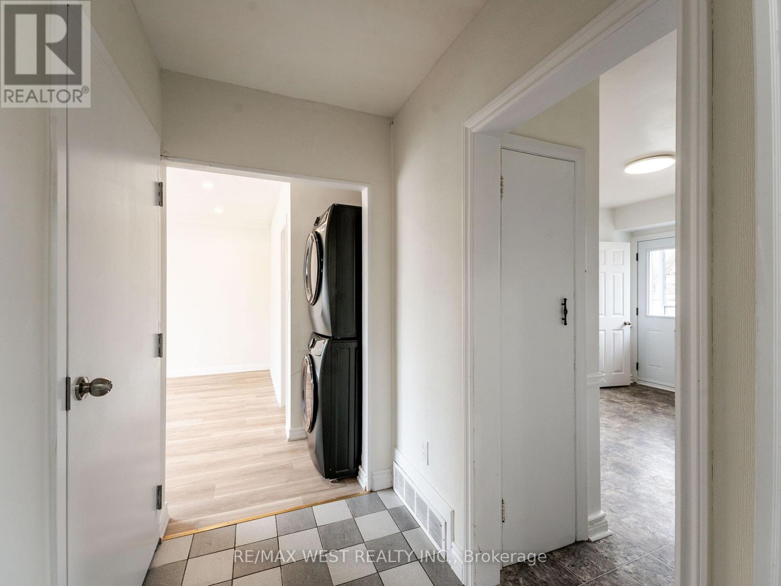 Photo 3 of 20 Perivale Crescent, Toronto ON
