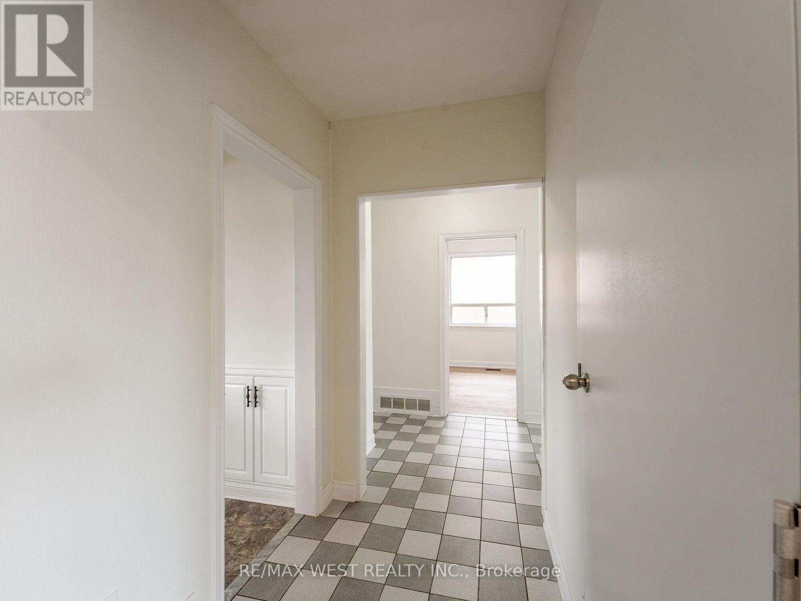 Photo 4 of 20 Perivale Crescent, Toronto ON