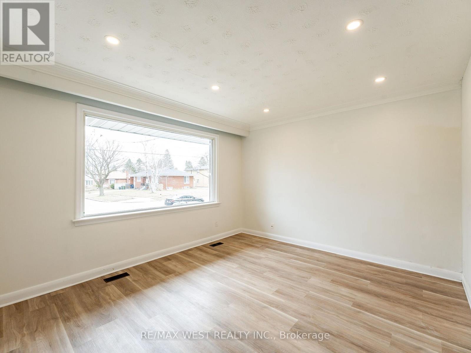 Photo 5 of 20 Perivale Crescent, Toronto ON