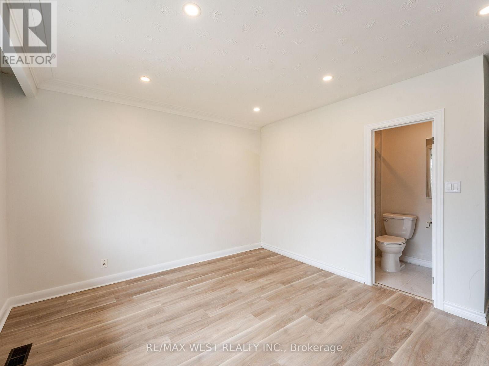Photo 6 of 20 Perivale Crescent, Toronto ON