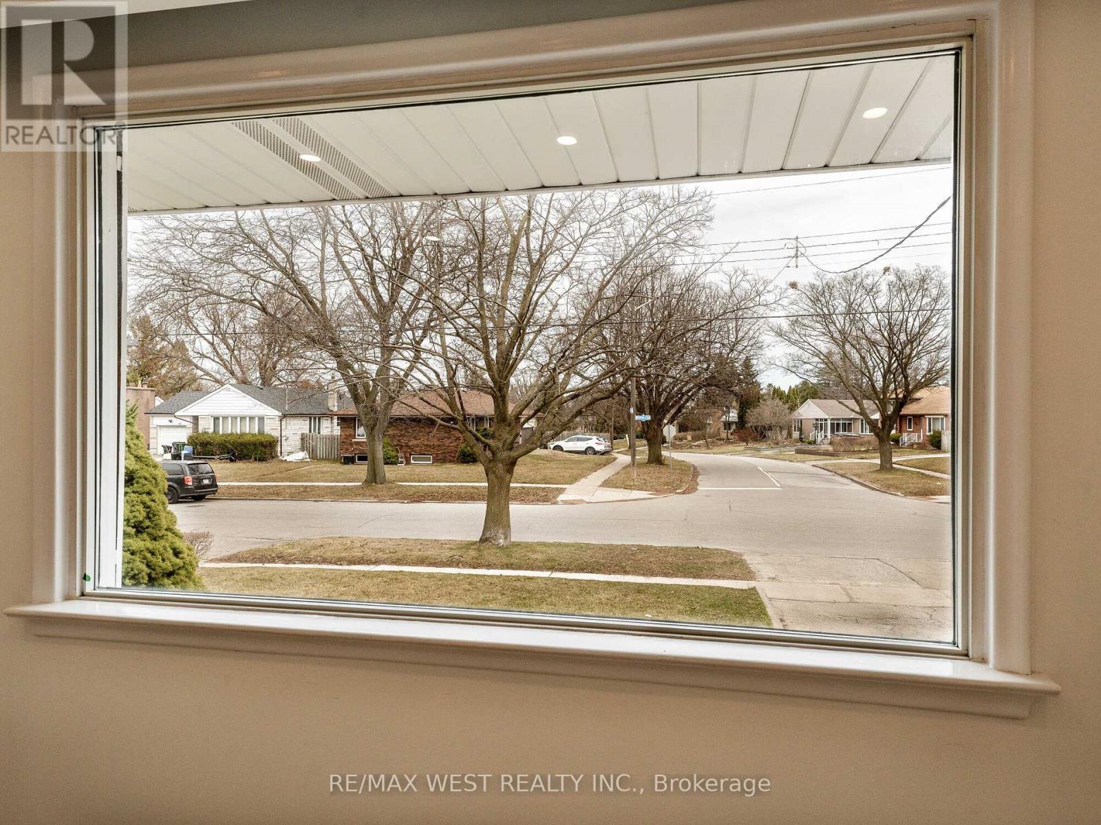 Photo 9 of 20 Perivale Crescent, Toronto ON
