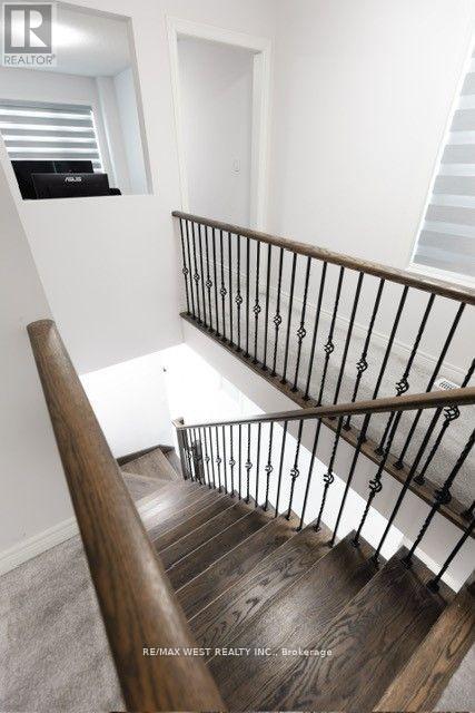 Photo 6 of 31 Frederick Taylor Way, East Gwillimbury ON