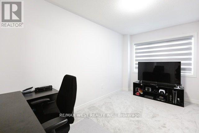 Photo 3 of 31 Frederick Taylor Way, East Gwillimbury ON