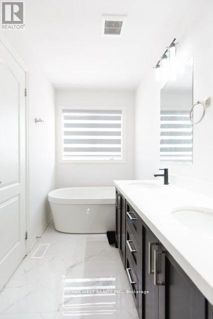 Photo 13 of 31 Frederick Taylor Way, East Gwillimbury ON