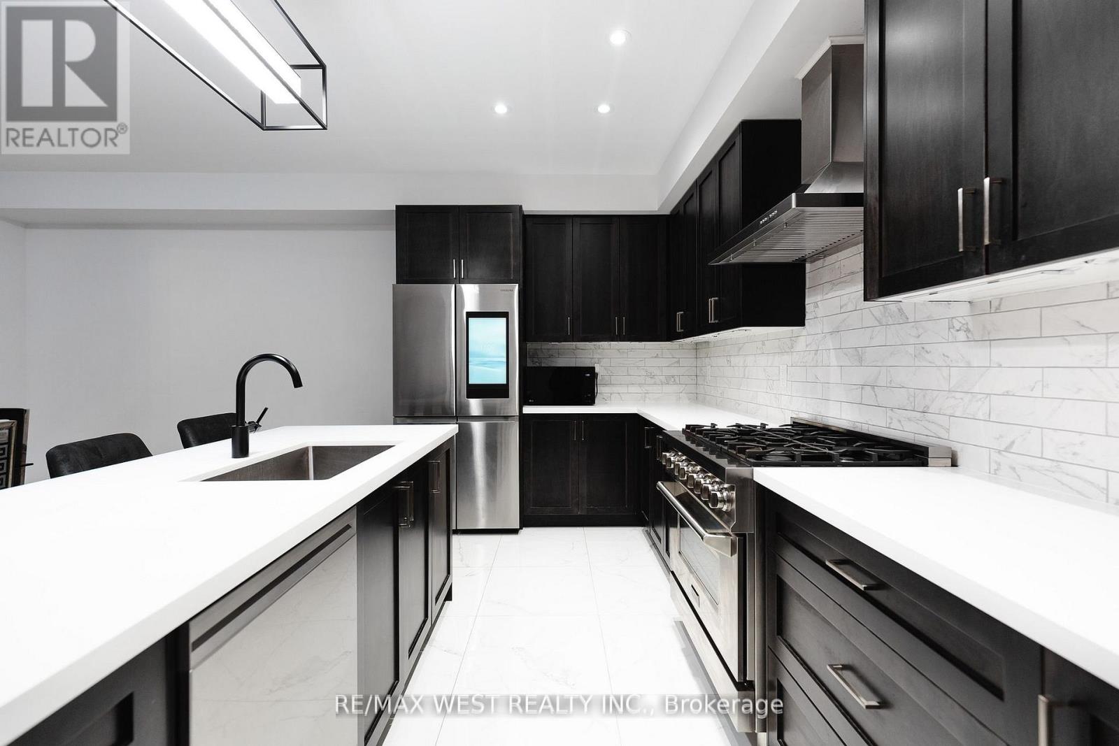 Photo 2 of 31 Frederick Taylor Way, East Gwillimbury ON