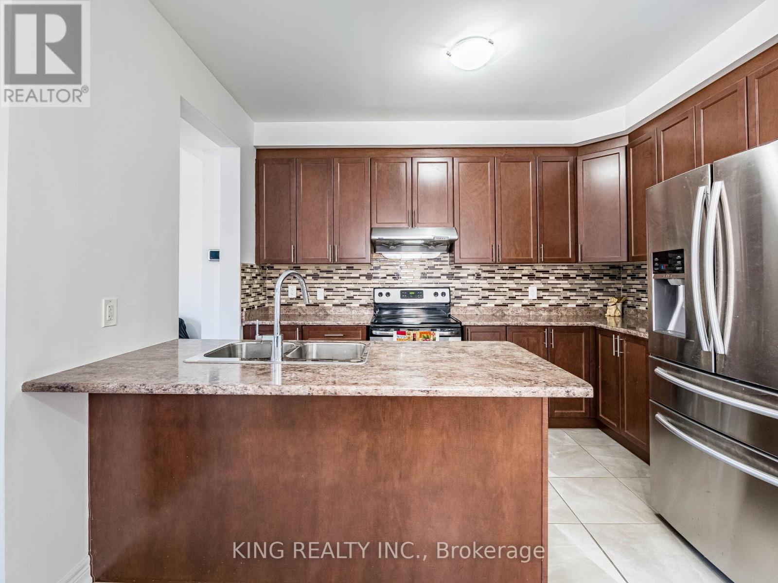 Photo 4 of 18 Ledger Point Crescent, Brampton ON