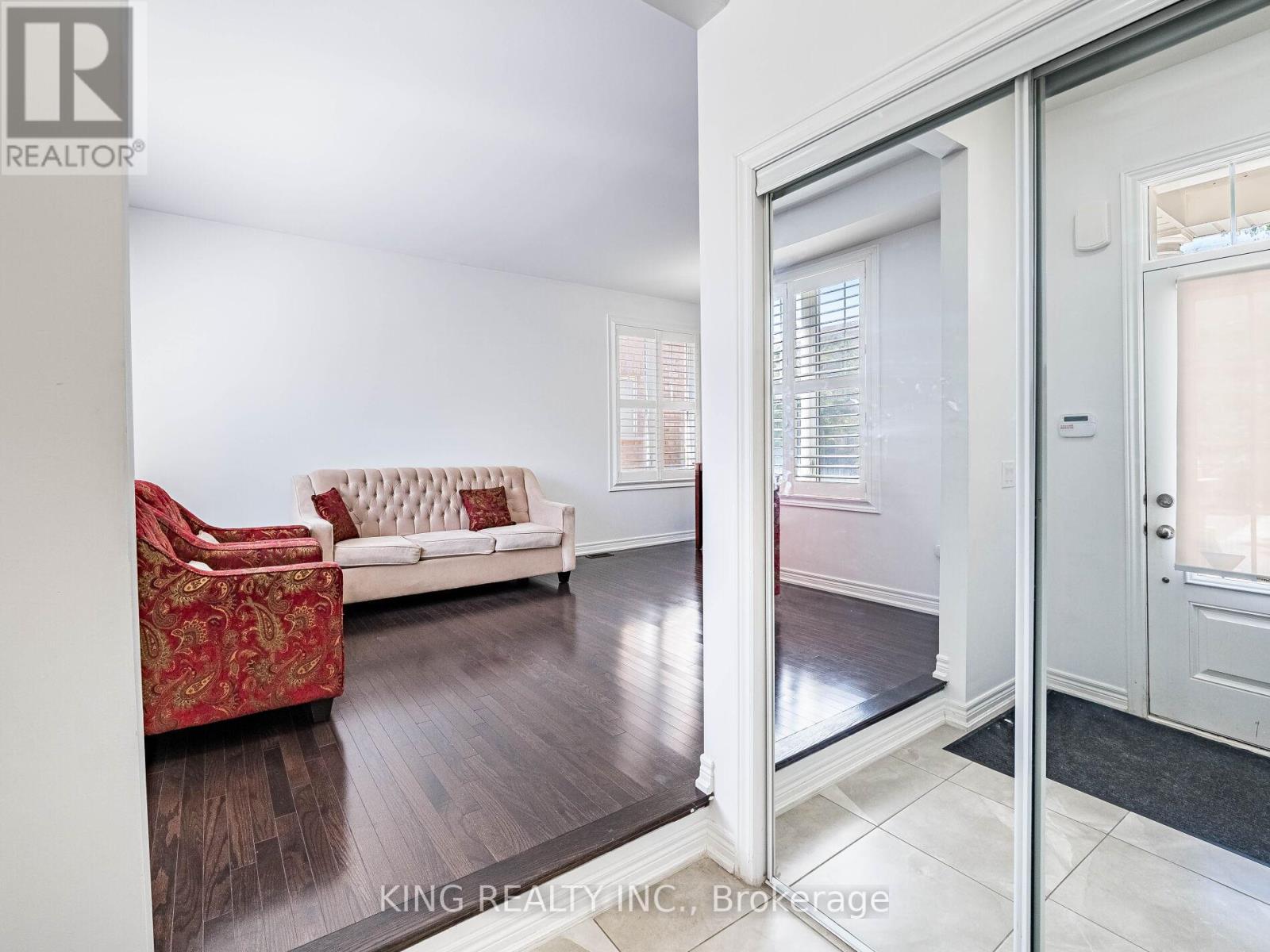 Photo 8 of 18 Ledger Point Crescent, Brampton ON